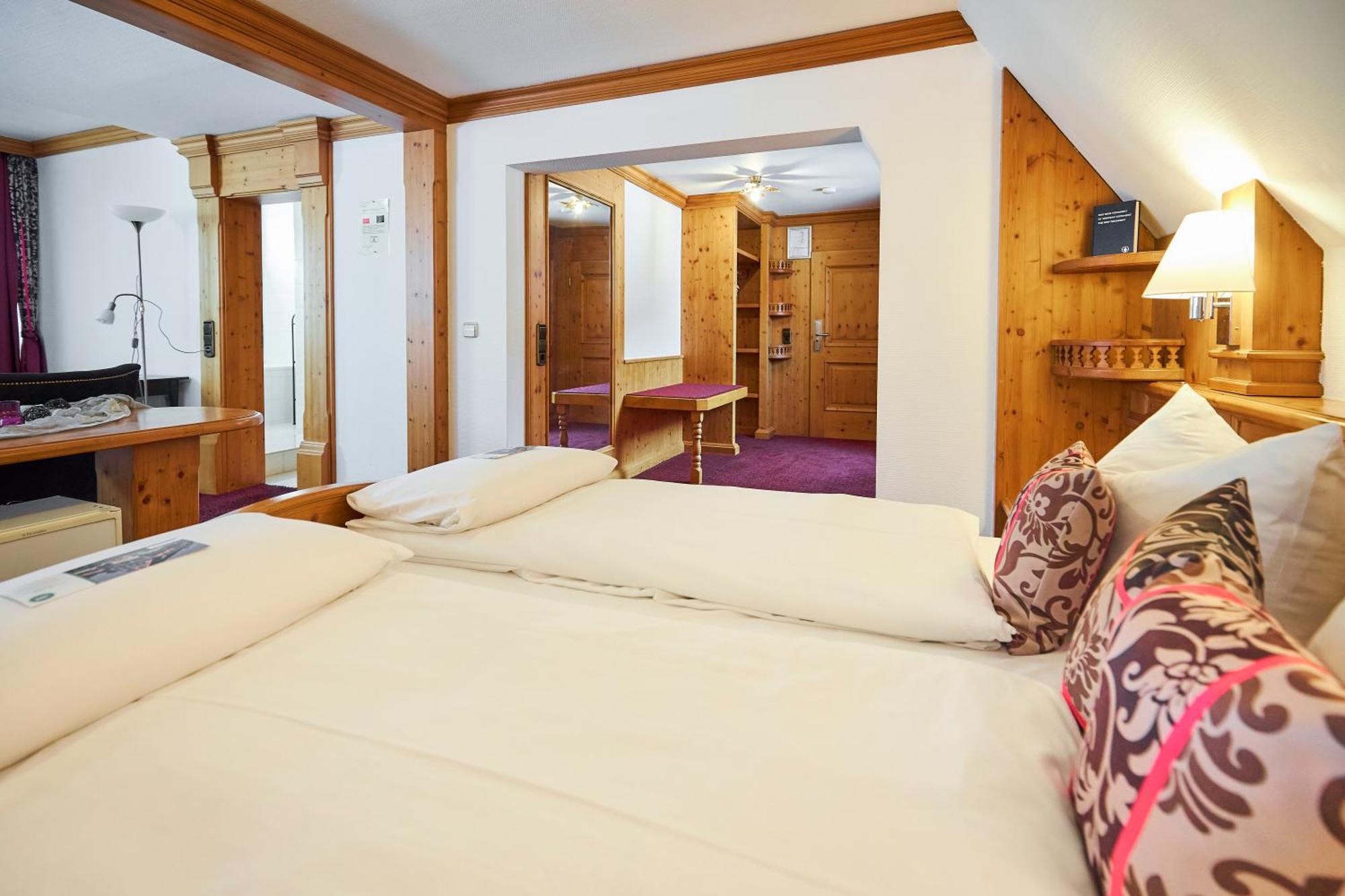 Flair Hotel Vier Jahreszeiten Bad Urach Esterno foto